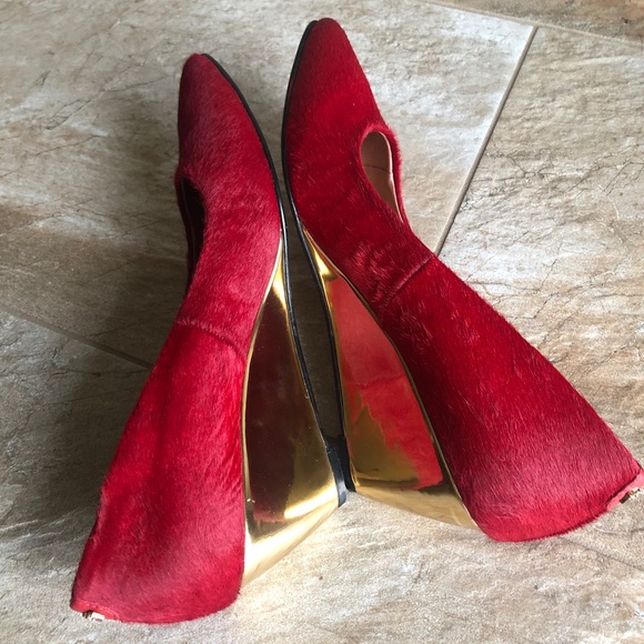 Dee Ocleppo Scarlet Calf Hair Gold Wedge - Picture 4 of 13